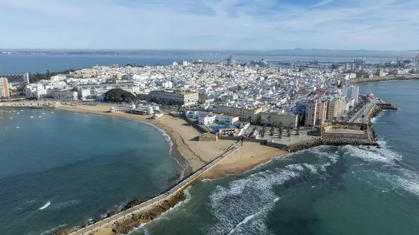 Cdiz, Endülüs 'teki La Caleta plajının havadan görüntüsü.
