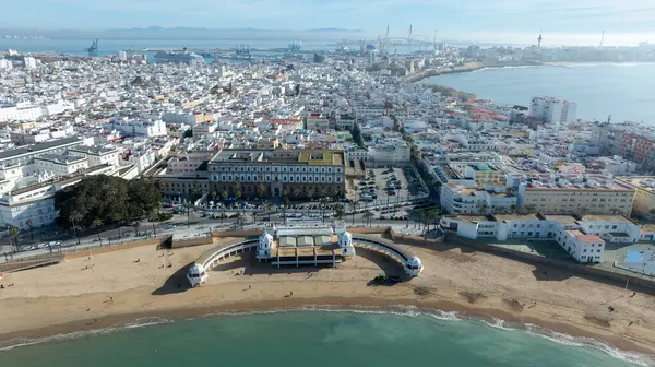 Cdiz, Endülüs 'teki La Caleta plajının havadan görüntüsü.