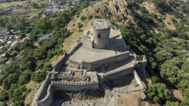 İspanya 'nın Cadiz ilindeki Los Alcornocales doğal parkındaki Jimena de la Frontera kalesinin manzarası.