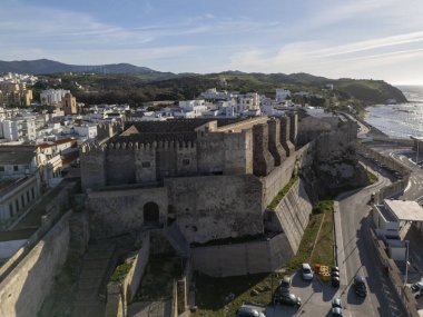 Endülüs 'ün Tarifa kentindeki Guzmn el Bueno kalesinin hava manzarası..