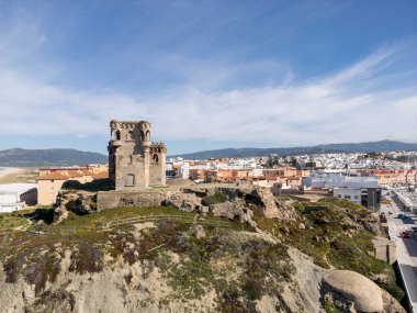 Endülüs 'ün Tarifa kentindeki güzel Santa Catalina şatosunun hava manzarası.