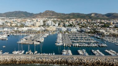 Benalmdena belediyesine bağlı Port Marina İHA 'nın gözünden, İspanya