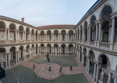Milan İtalya 26 Ekim 2022: Milano 'daki Brera Güzel Sanatlar Akademisi' nin iç avlusu