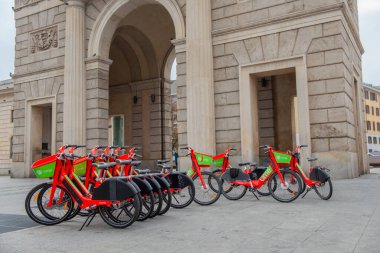 Milan İtalya 26 Ekim 2022: Milano 'da sabit noktalarda bisiklet paylaşım hizmeti