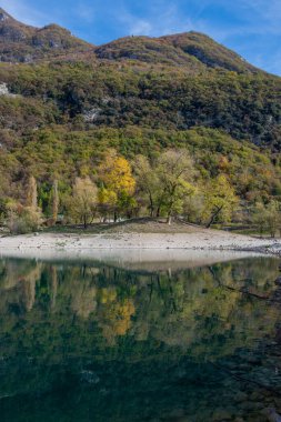 Sonbaharda küçük dağ gölü