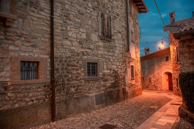 Alacakaranlıkta Almenno San Salvatore Köyü