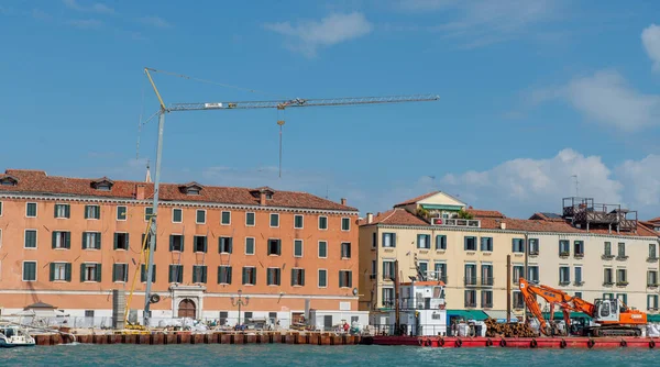 Venedig Italien September 2022 Renovierungsarbeiten Mit Kränen Der Calle Von — Stockfoto