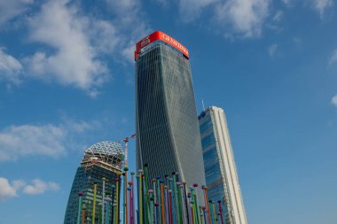 Milano Italia 4 dicembre 2019: Gökdelen La Torre Libeskind veya Şehir Hayatı projesinin bir parçası olan Torre PwC 'yi tamamlamak
