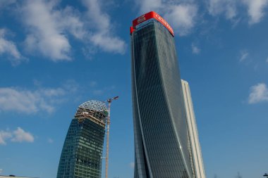 Milano Italia 4 dicembre 2019: Gökdelen La Torre Libeskind veya Şehir Hayatı projesinin bir parçası olan Torre PwC 'yi tamamlamak