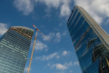 Milano Italia 4 dicembre 2019: Gökdelen La Torre Libeskind veya Şehir Hayatı projesinin bir parçası olan Torre PwC 'yi tamamlamak