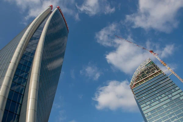 ミラノイタリア4月2019 超高層ビルLa Torre LibeskindまたはTore Pwcを完成させるクレーンは Citylifeプロジェクトの一部です — ストック写真