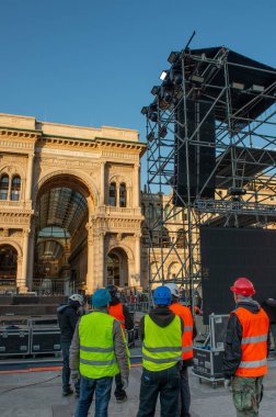 Milano Italia 4 dicembre 2019: Milano 'da yıl sonu konseri için sahne işçileri