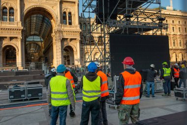 Milano Italia 4 dicembre 2019: Milano 'da yıl sonu konseri için sahne işçileri