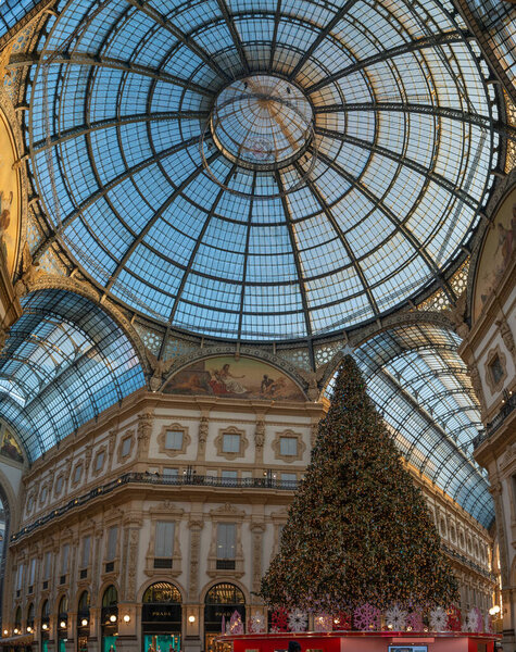 Milano Italia 4 dicembre 2019:Galleria Vittorio Emanuele lit up with a Christmas tree for the end of the year celebrations,