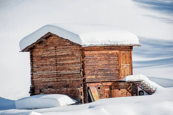 Log Cottage Aninhado Neve Após Nevasca Pesada — Fotografia de Stock