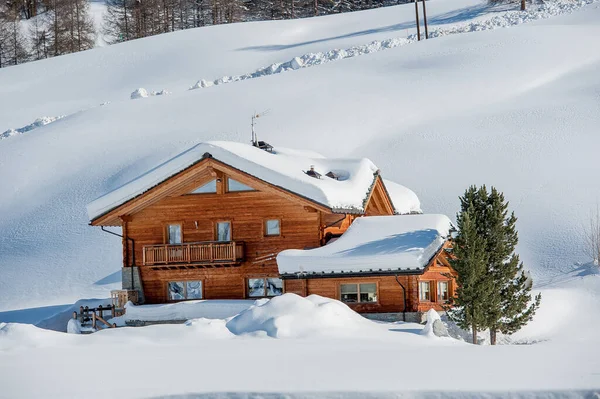 Log Cottage Aninhado Neve Após Nevasca Pesada — Fotografia de Stock