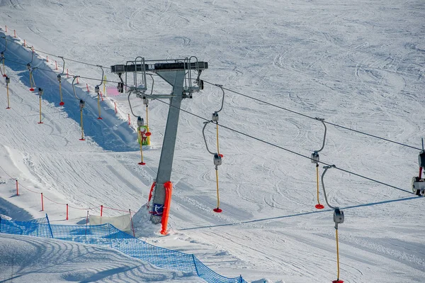 滑雪坡道 设有滑雪升降机 — 图库照片