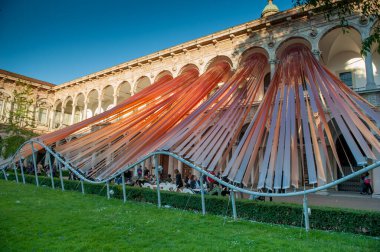 Milan İtalya 14 Nisan 2016: Milano Devlet Üniversitesi 'nin salon dışı sergisi için kurulumları bulunan avlusu