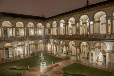 Milan İtalya 17 Aralık 2022: Pinacoteca di Brera Manastırı Gece Aydınlandı