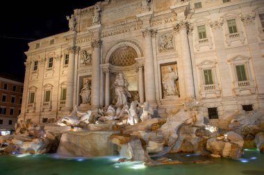 Trevi Çeşmesi geceleri ışıklı