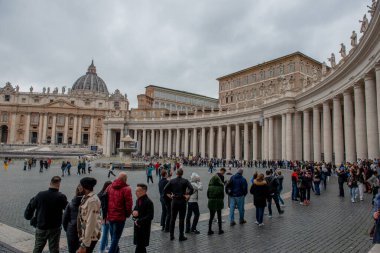Roma İtalya 14 Mart 2020: Piazza San Pietro halkı St. Peter Bazilikası 'na girmek için kuyrukta bekliyor
