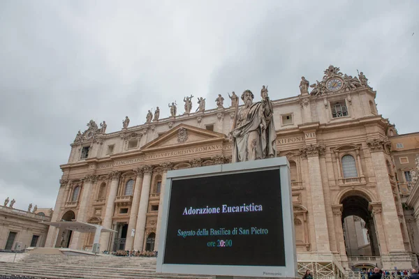 Рим Италия Марта 2020 Площадь Святого Петра Мраморными Колоннами Статуями — стоковое фото
