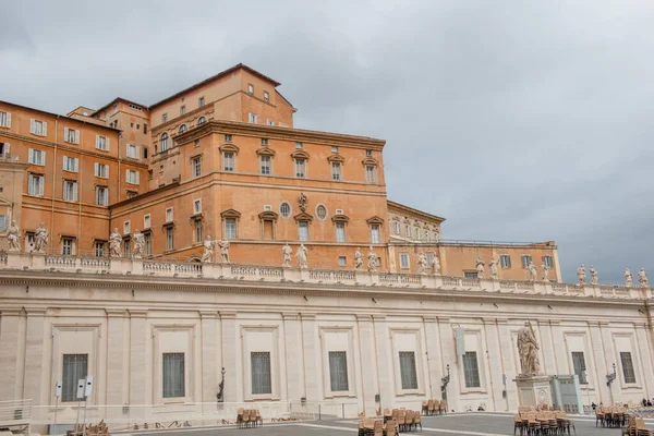 俯瞰罗马圣彼得广场的砖头色房子 — 图库照片