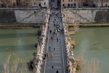 Roma İtalya 14 Mart 2023; Tiber Nehri 'ni geçen 134 nolu yaya köprüsü, travertin balustrades.