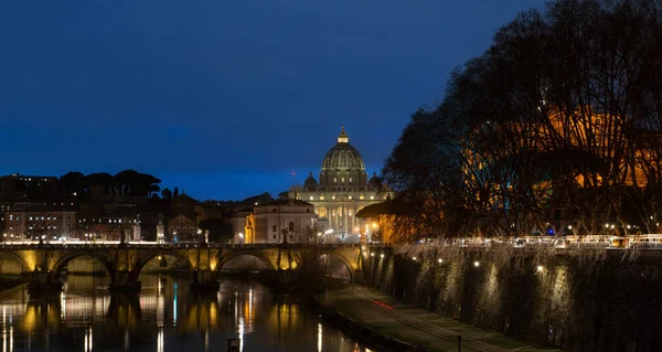 Basílica San Pedro Iluminada Por Noche Vista Desde Luno Tiber — Foto de Stock