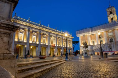 Roma İtalya 15 Mart 2023: Roma Belediyesi 'nin Campidoglio merkezi, akşam aydınlandı