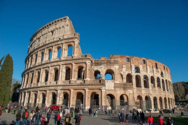 Roma İtalya 15 Mart 2023: Kolezyum, Flavian Amfitiyatrosu olarak bilinir. Roma şehir merkezinde yer alır ve dünyanın en büyük Roma amfitiyatrosudur.