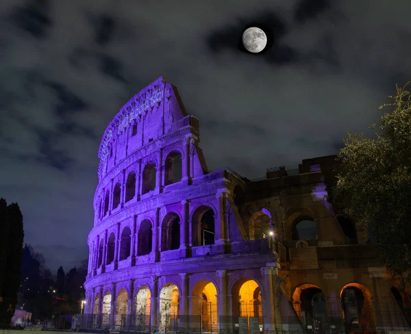 Roma Italia Marzo 2023 Coliseo Iluminado Púrpura Para Sensibilizar Sobre —  Fotos de Stock