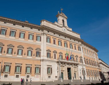 Roma İtalya 16 Mart 2023: Palazzo Montecitorio, Roma Cumhuriyeti Temsilciler Meclisi 'ne ev sahipliği yapan tarihi bir binadır.