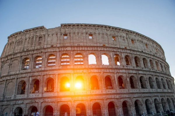 コロッセオはもともとフラビアの円形劇場として知られています これは 世界最大のローマの円形劇場です — ストック写真