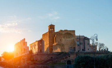 Günbatımında Venüs ve Roma Tapınağı