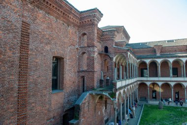 Milan İtalya 19 Nisan 2023: Milano Üniversitesi 'nin iç avlusu kolları ve kemerleriyle