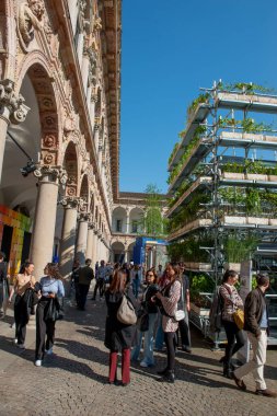 Milano Italia 19 Nisan 2023: Tüm üniversiteleri ziyaret eden Statale di Milano che osservano instlazioni artistiche per il fuori salone