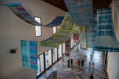 Milano Italia 19 Nisan 2023: Tüm üniversiteleri ziyaret eden Statale di Milano che osservano instlazioni artistiche per il fuori salone