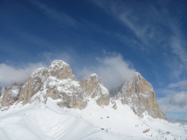 Kışın karlı Dolomitler