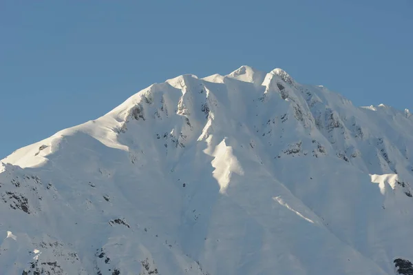 冬は雪が降るドロマイト山 — ストック写真