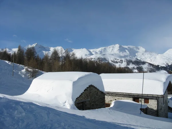 Cottage Nas Montanhas Submersas Neve — Fotografia de Stock