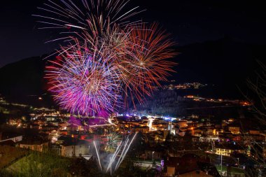 Köyün büyük festivali için havai fişekler.