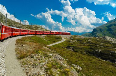 Sankt Moritz İsviçre 13 Mayıs 2023: İsviçre dağlarında seyahat eden ve İsviçre 'yi İtalya' ya bağlayan küçük kırmızı tren