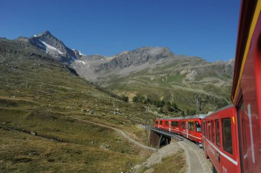 Sankt Moritz İsviçre 13 Mayıs 2023: İsviçre dağlarında seyahat eden ve İsviçre 'yi İtalya' ya bağlayan küçük kırmızı tren