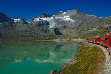 Sankt Moritz İsviçre 13 Mayıs 2023: İsviçre dağlarında seyahat eden ve İsviçre 'yi İtalya' ya bağlayan küçük kırmızı tren