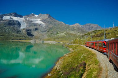 Sankt Moritz İsviçre 13 Mayıs 2023: İsviçre dağlarında seyahat eden ve İsviçre 'yi İtalya' ya bağlayan küçük kırmızı tren