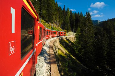 Sankt Moritz İsviçre 13 Mayıs 2023: İsviçre dağlarında seyahat eden ve İsviçre 'yi İtalya' ya bağlayan küçük kırmızı tren