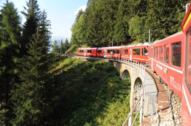 Sankt Moritz İsviçre 13 Mayıs 2023: İsviçre dağlarında seyahat eden ve İsviçre 'yi İtalya' ya bağlayan küçük kırmızı tren