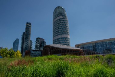Baharda Milano 'nun Isola ilçesinde bahçe