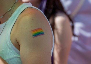 Milan İtalya 24 Haziran 2023: Milano 'daki mutlu insanlar ve özgürce sevmek için renkli gurur yürüyüşü